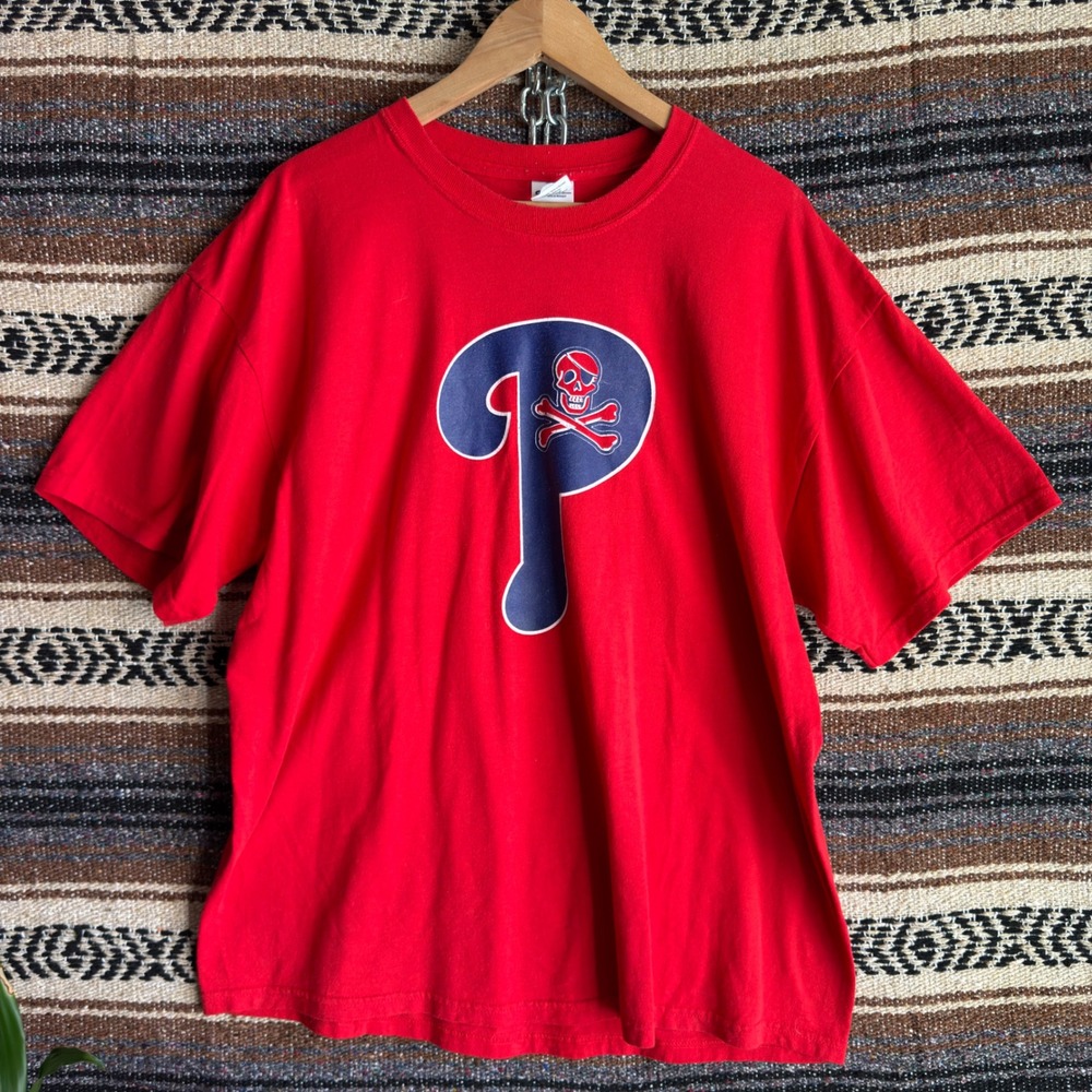 Gildan DryBlend Philadelphia Phillies Shirt Mens XL Red Pirate Skull Graphic